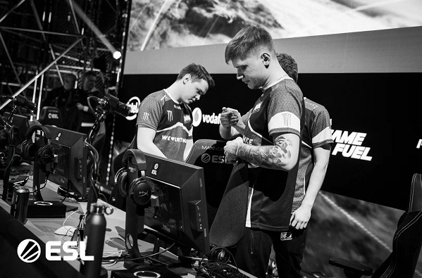 前场的逼抢 前场的逼抢