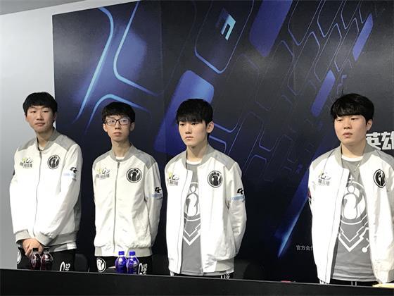 劳瑞参加温 劳瑞参加温